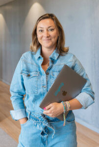 Portrait de Stéphanie Pauriche, social media manager et community manager à Lille, fondatrice de Lillagency, agence de communication digitale et social media à Lille.